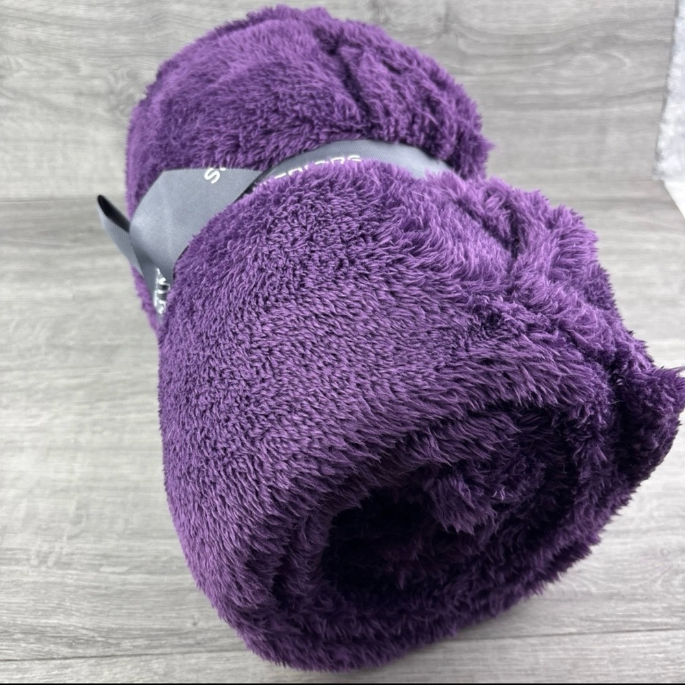 INTERIORS BY DESIGN 50"X60" Cozy Shaggy Purple Throw Silky Soft Blanket NEW